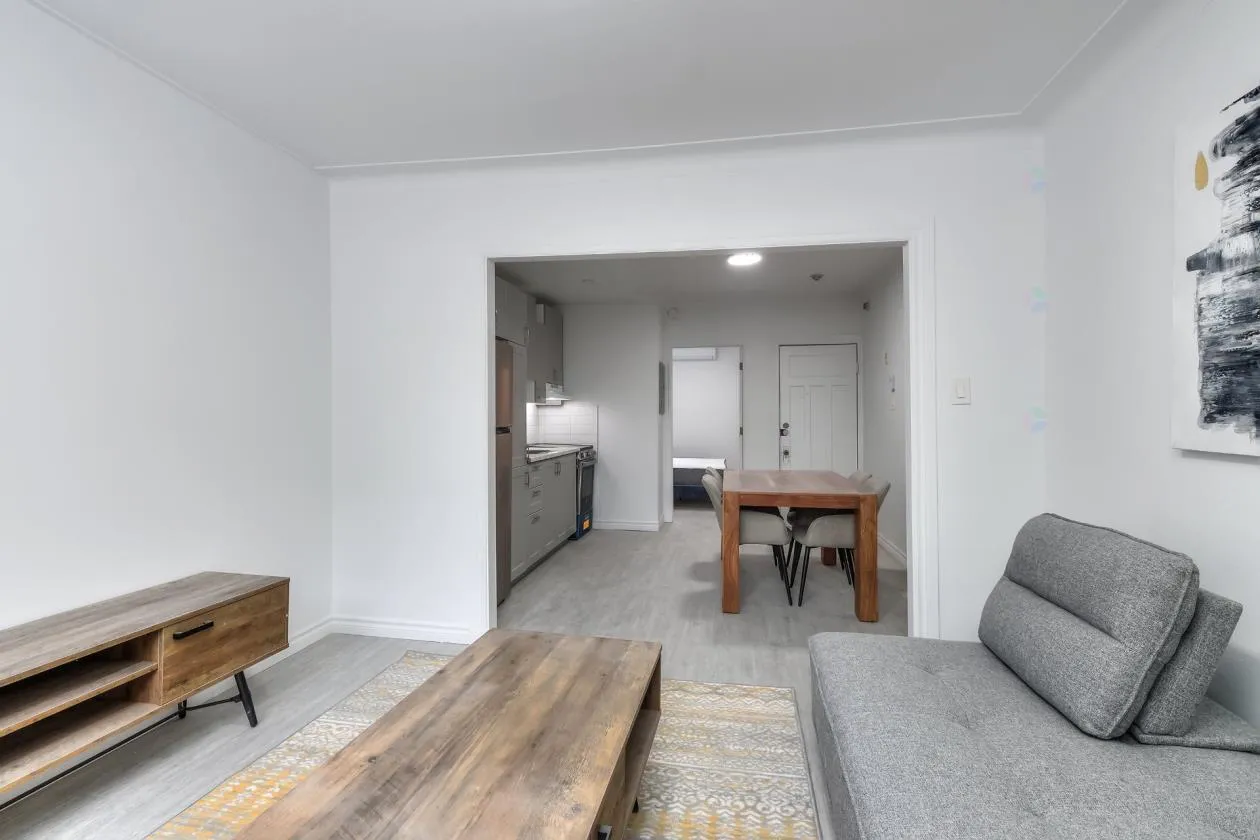 Coin repas dans un appartement étudiant rénové à Montréal