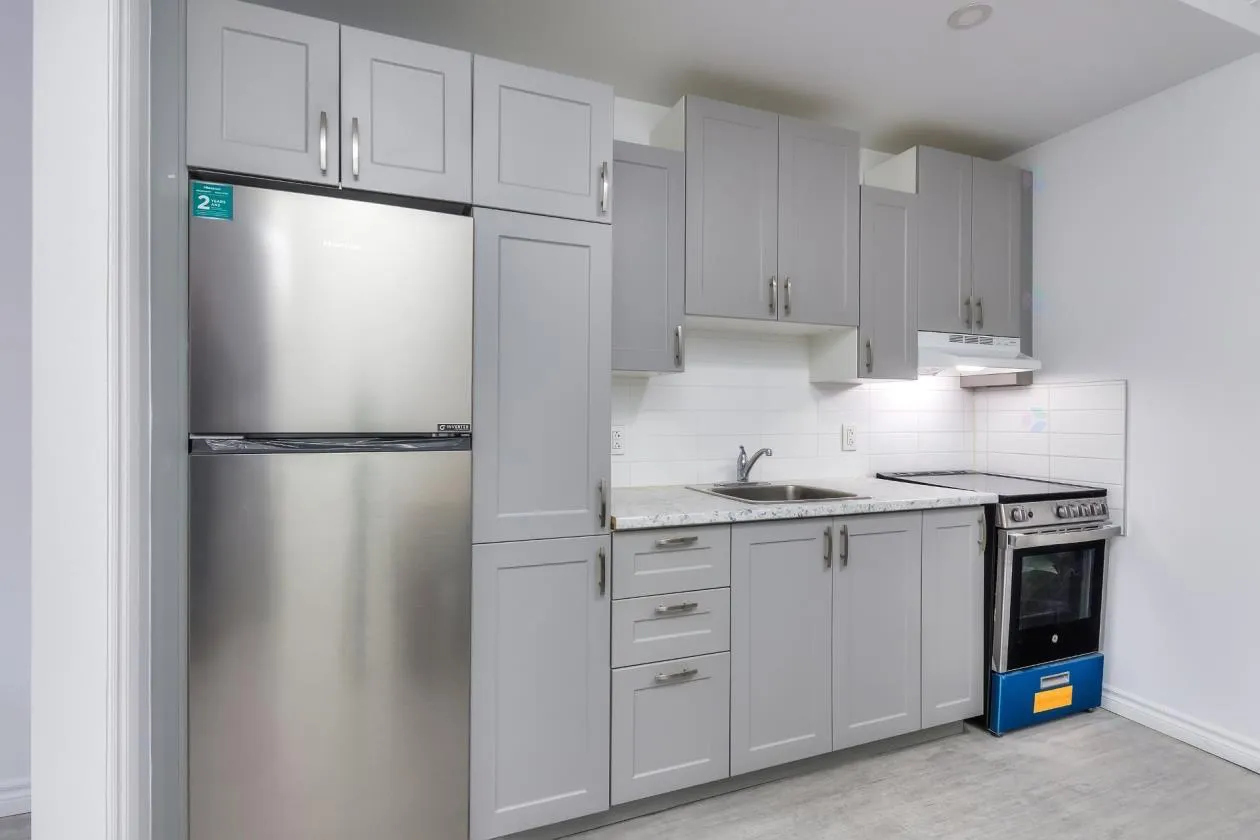 Fenêtres lumineuses dans un appartement au centre-ville de Montréal