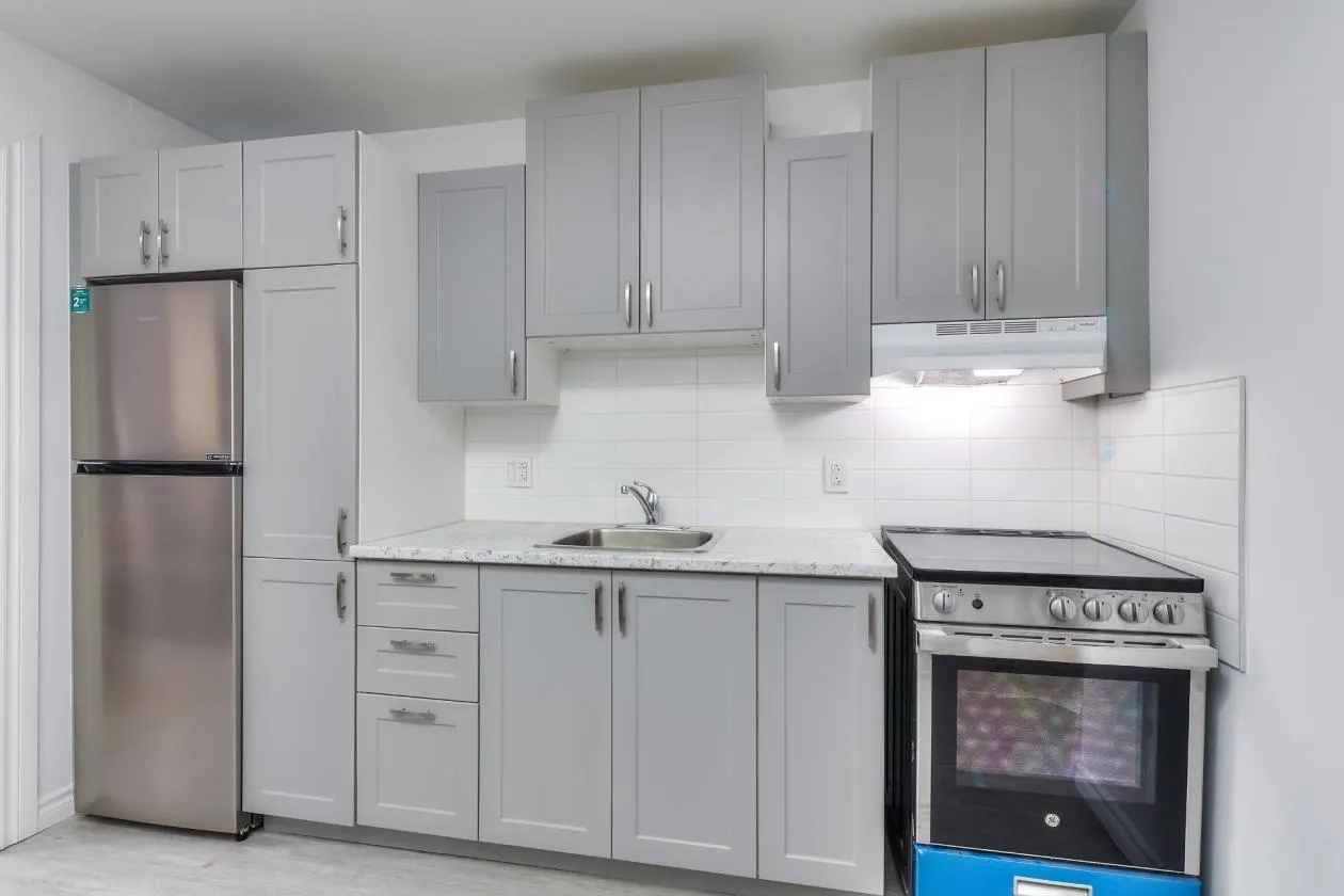 Plancher rénové dans un appartement étudiant à Montréal