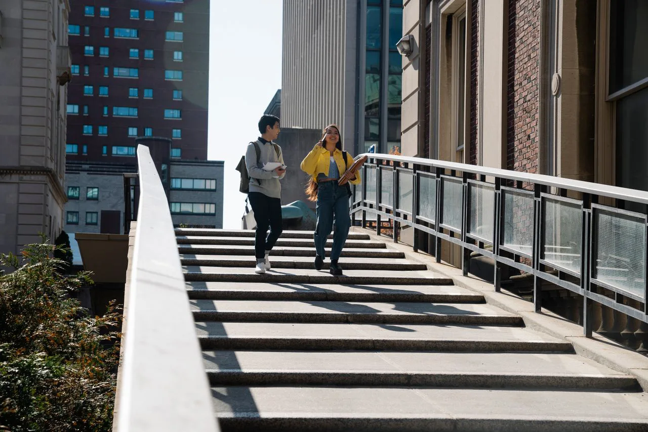 Rue résidentielle de Montréal en hiver avec escaliers extérieurs